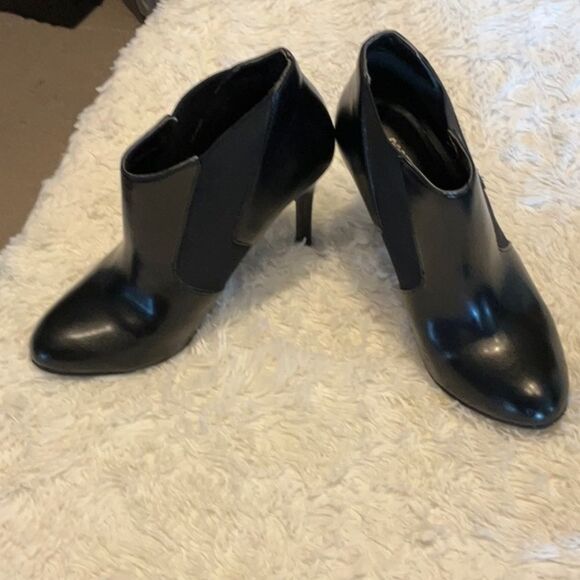 COSMOPOLITAN short boots in black size 7 1/2 man made uppers with stretch panels - Picture 1 of 13